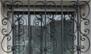 Fenstergitter mit geschmiedeten Verzierungen
