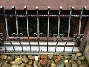 geschmiedetes Fenstergitter, mit einfachen Verzierungen