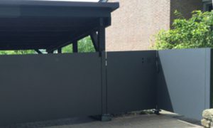 massives Tor an einer Einfahrt, schwarz