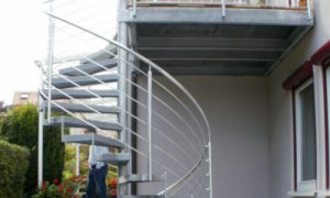 Wendeltreppe mit Handlauf